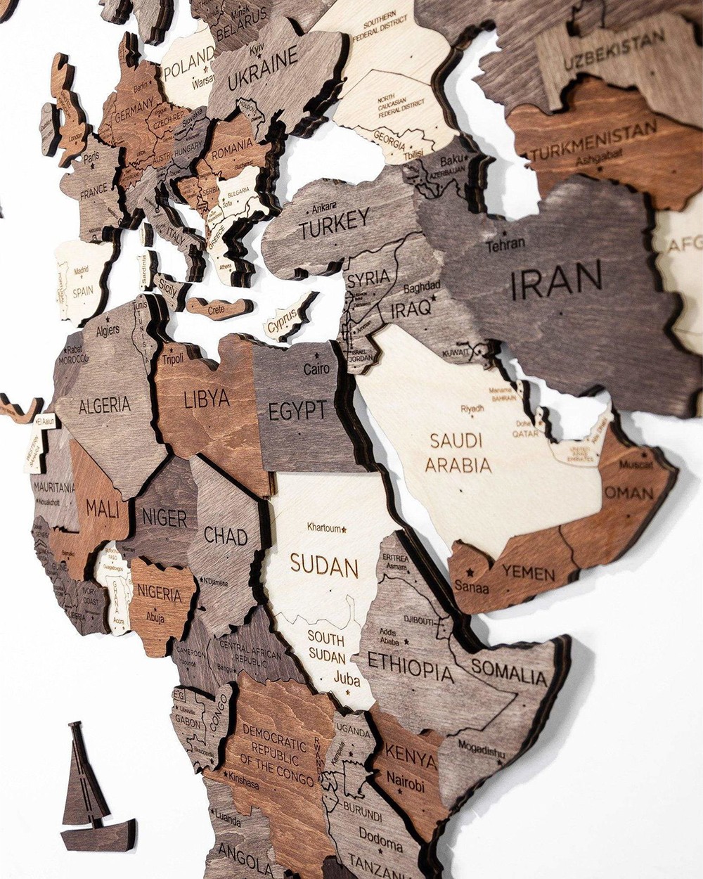 3D деревянные карты на стенах континентов