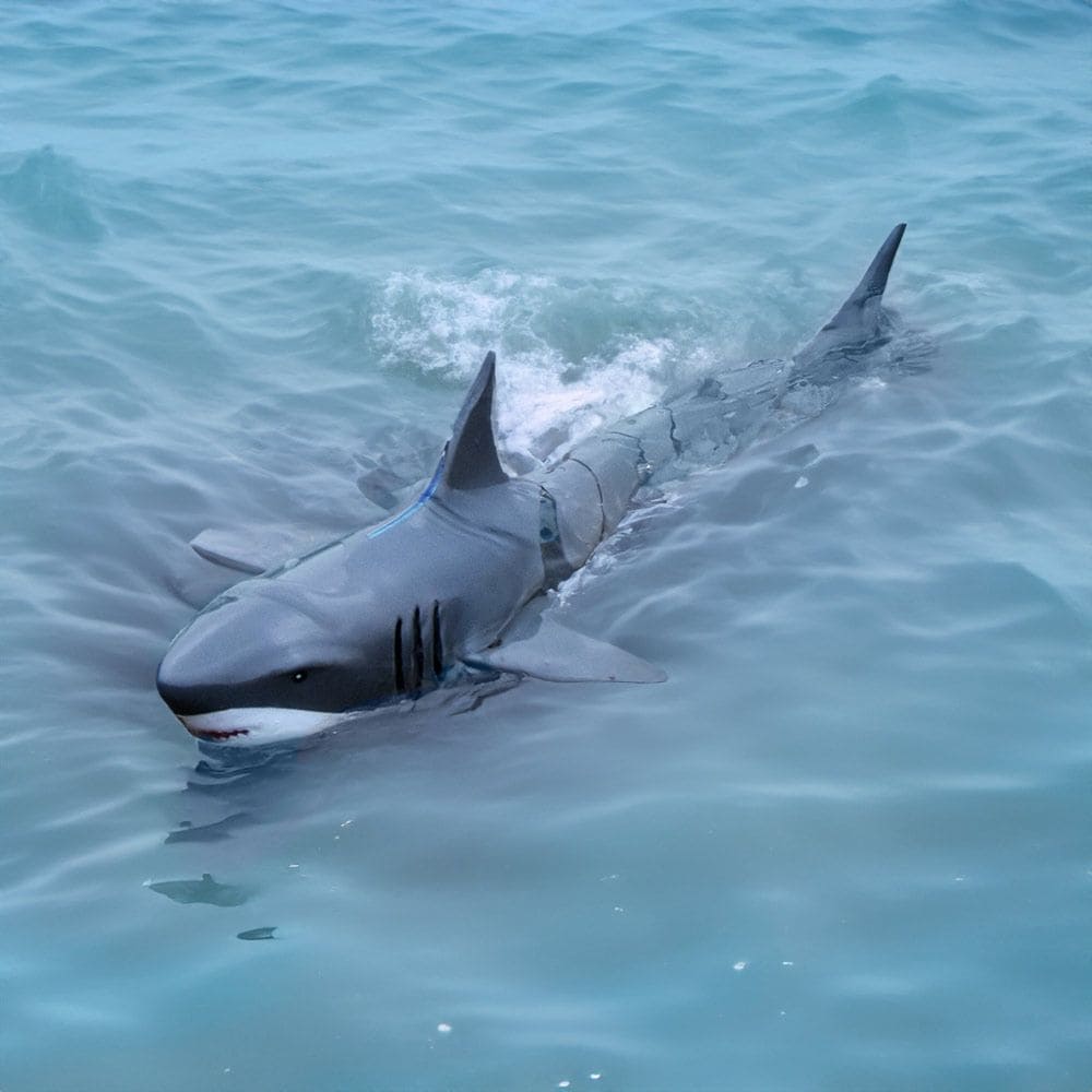 Радиоуправляемая акула для дистанционного управления погружением в воду с помощью контроллера