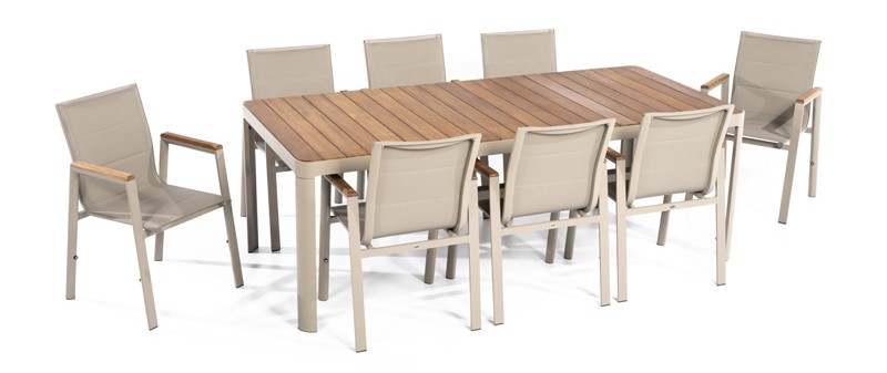 Большой садовый обеденный стол со стульями роскошного дизайна.