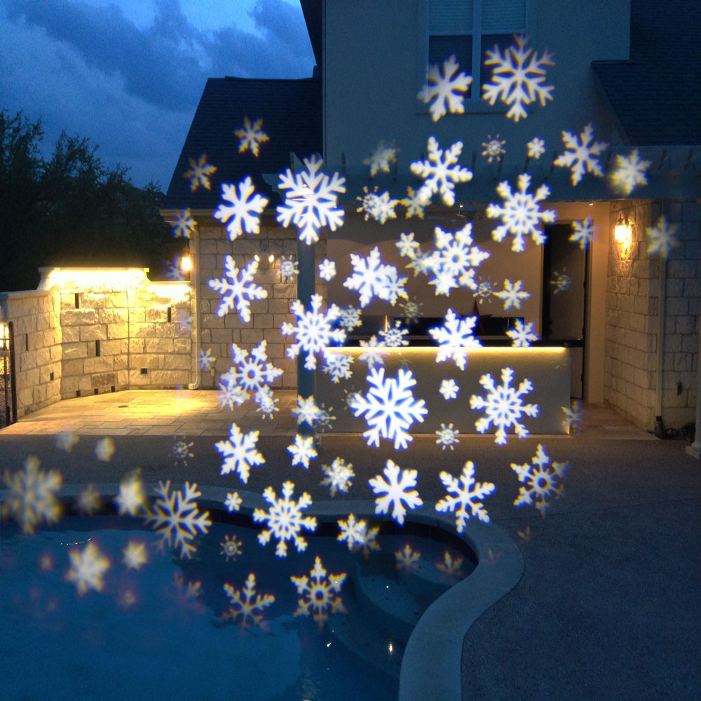 Проекция снежинок на стену дома