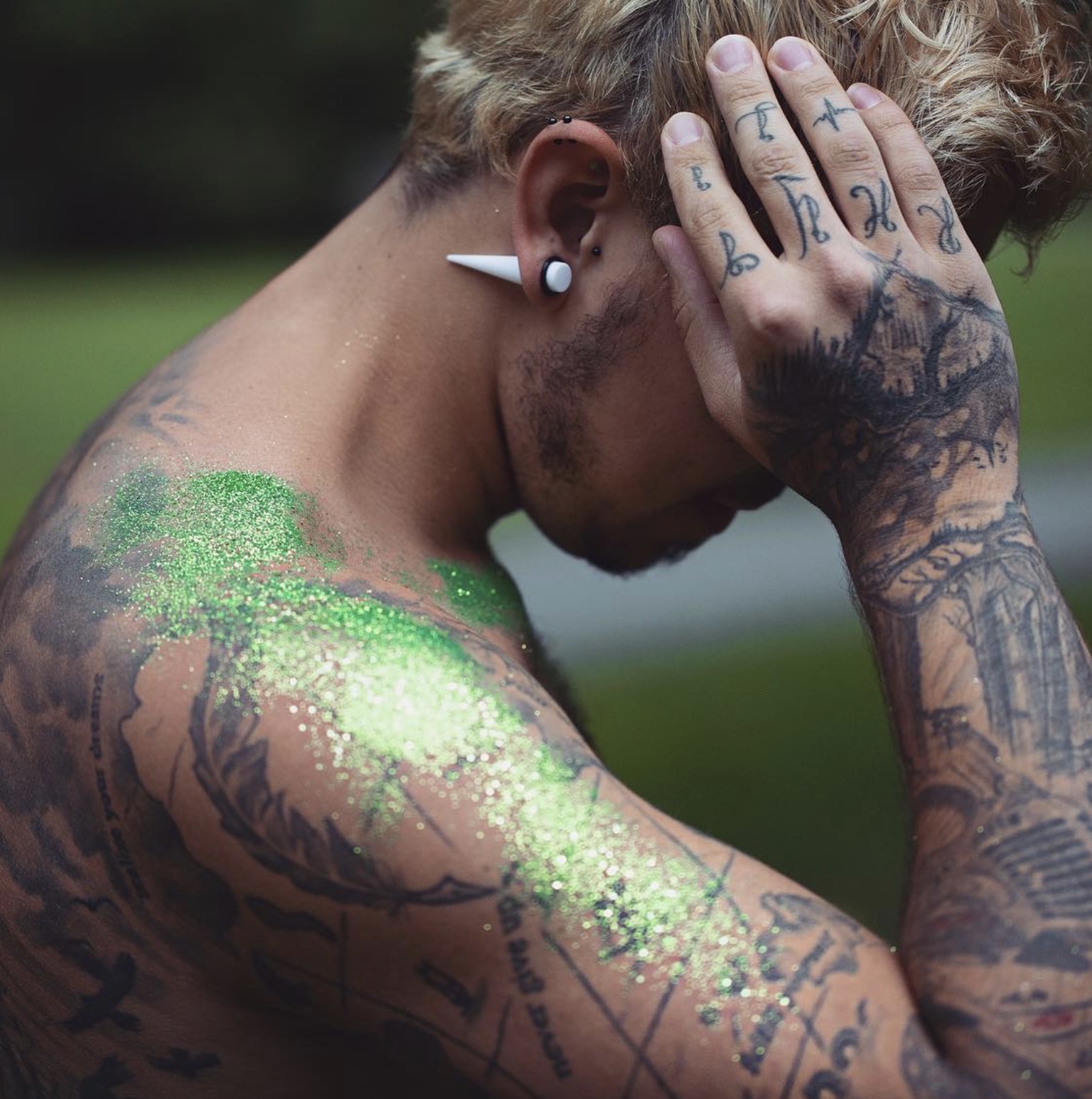 зеленые блестящие блестящие украшения на коже волос на теле